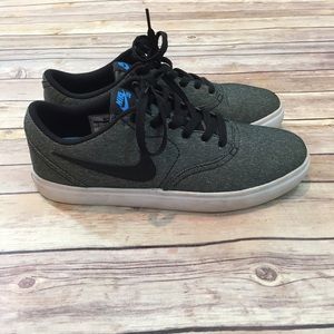 Size 8 Men’s Nike SB checks
